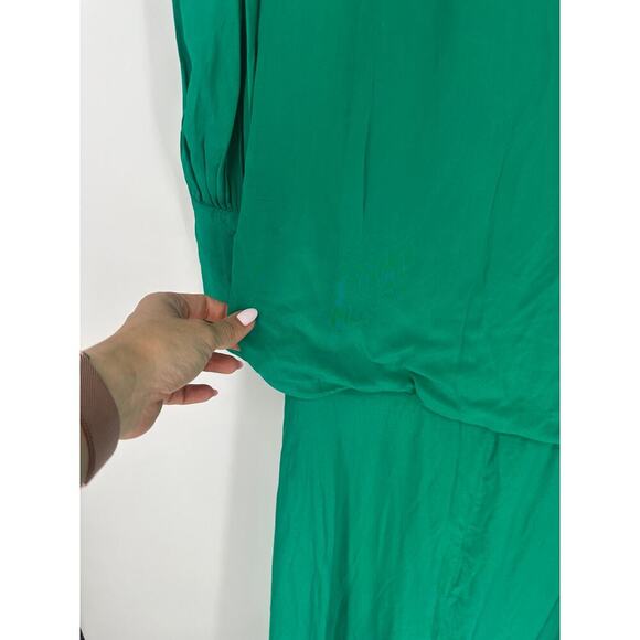 De La Vali Presley Gown in Kelly Green - Picture 8 of 9